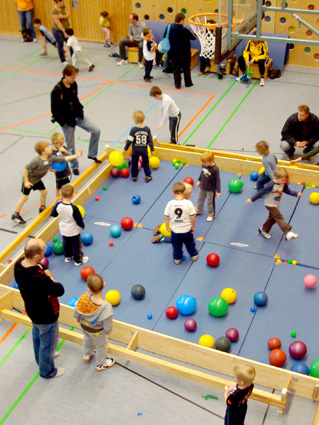 Kindersport / -turnen Känguru und Flöhe