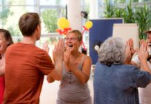 Lachyoga – Hasya Yoga – Lachen ohne Grund Eine Gruppe von Leuten, die sich gegenüber stehen und klatschen.